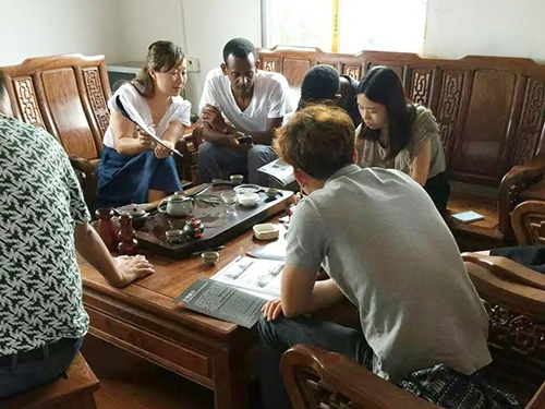 与外商洽谈